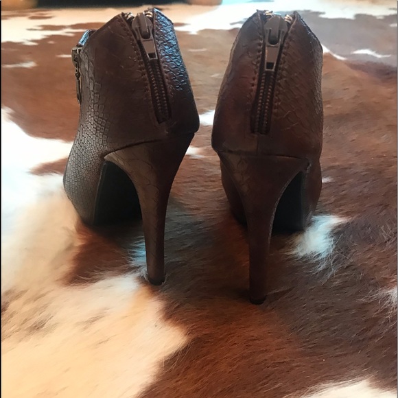 PEEP TOE SNAKE PRINT BOOTIES - Picture 5 of 8